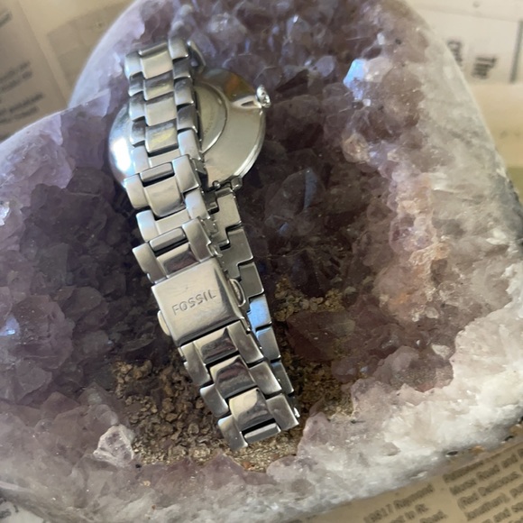 Silver fossil watch may have 📦 no scratches. Works needs battery - Picture 5 of 6